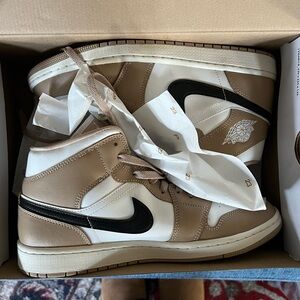 NIB Nike Air Jordan 1 Mids - women’s 11.5 - BRAND NEW IN BOX!